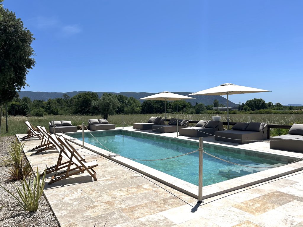 Pool und Terrasse der Maison Baleti in Cabrières-d’Avignon mit Blick auf den Luberon
