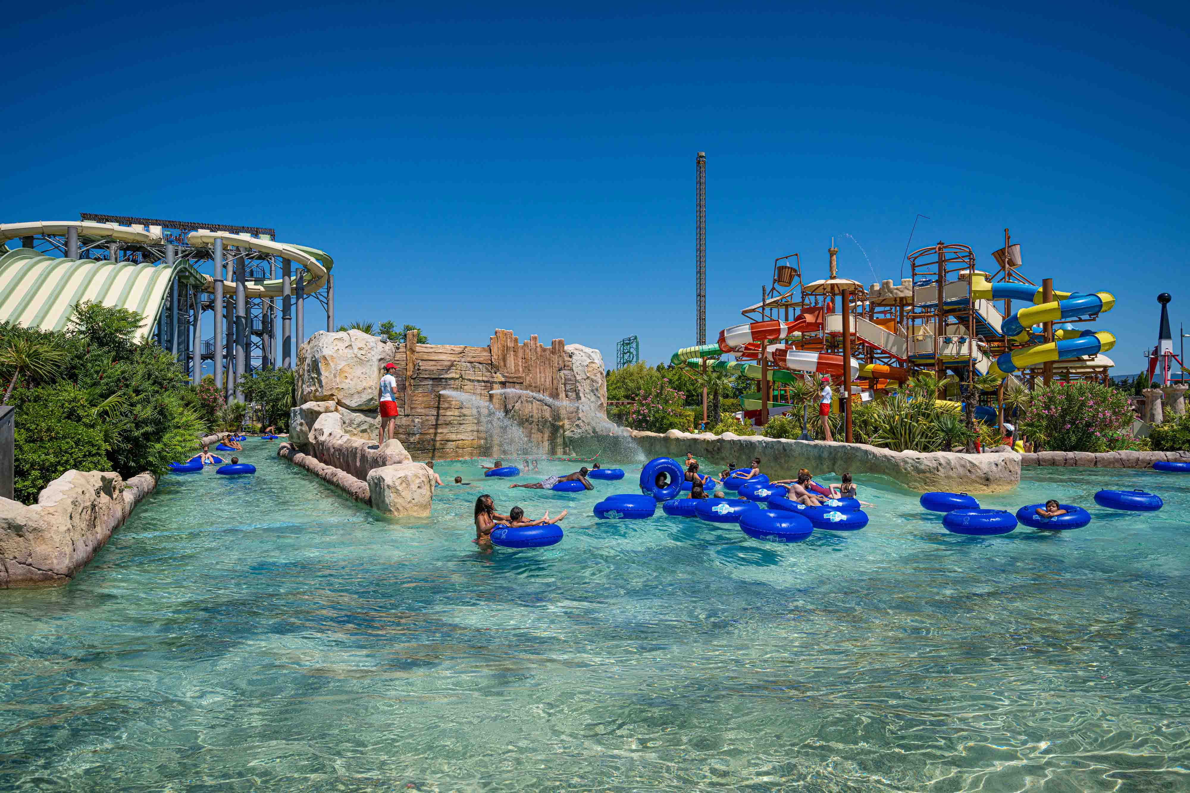 Wasserattraktionen und Rutschen im Wasserpark Wave Island in Monteux