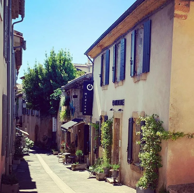 Straße in Lourmarin mit der Galerie Midiune