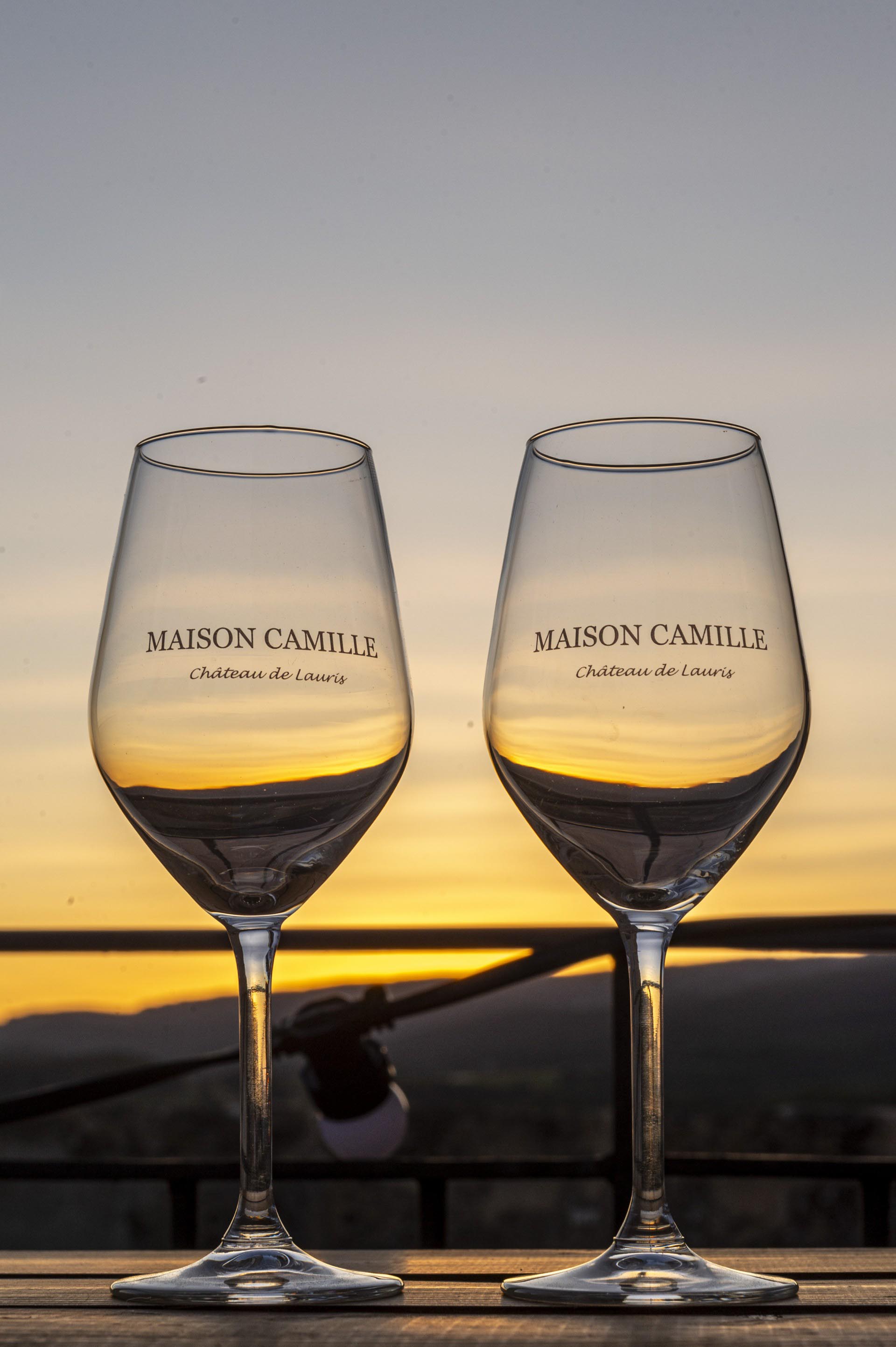 Gläser von Maison Camille bei Sonnenuntergang über dem Durance-Tal