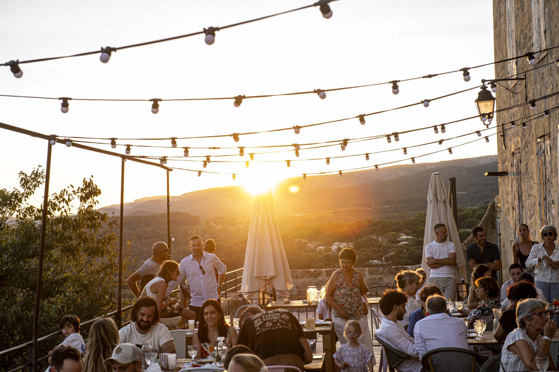 Terrasse von Maison Camille mit Panoramablick bei Sonnenuntergang