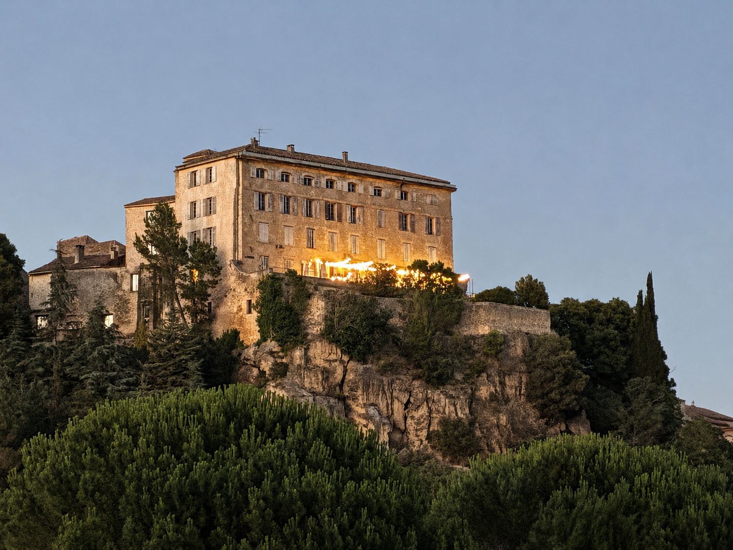 Maison Camille im Château de Lauris bei Sonnenuntergang