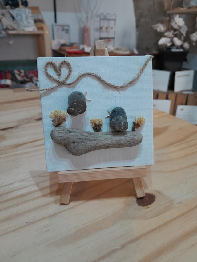Dekoratives Kieselsteinbild, das bei einem Workshop in Cavaillon gestaltet wird