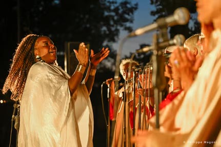 Der Chor Gospel Var bei den Musicales dans les Vignes im Château de Sannes