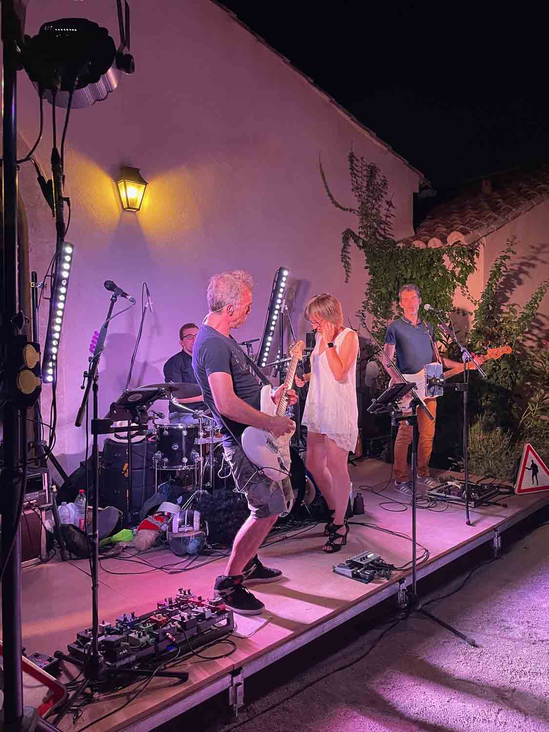 Die Gruppe Namas Pamous bei einem Konzert im Château de Mille im Luberon