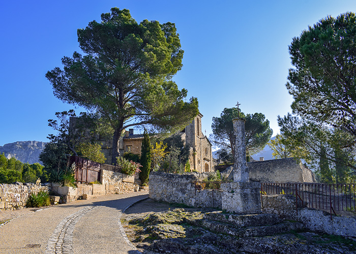 Steinerbe und Dorfkirche von Les Taillades im Luberon