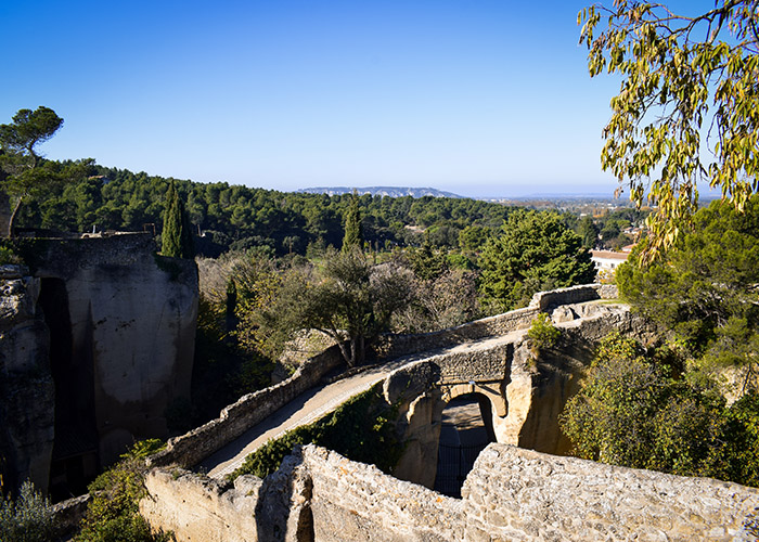 Ehemalige Steinbrüche und Landschaft von Les Taillades im Luberon