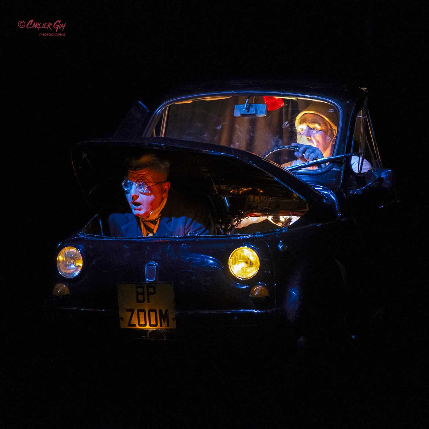 Herr B. und Herr P. in einem Auto auf der Bühne von Mélange 2 Temps