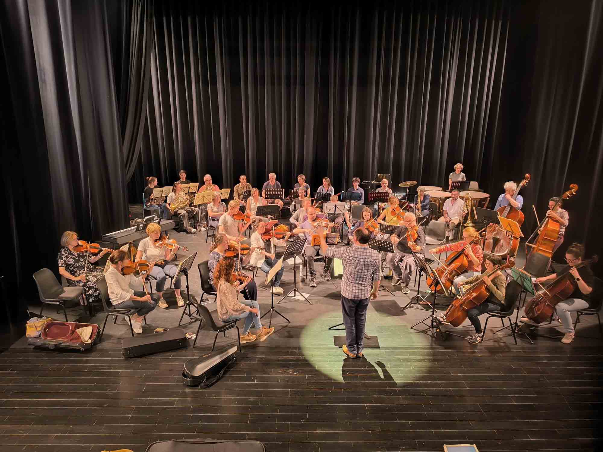 Das Orchestre Artemuz unter der Leitung von Gaël Florent bei einem Sinfoniekonzert