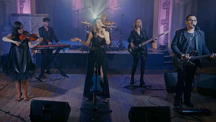 Die sechs Musiker von So Young spielen auf der Bühne Songs von The Corrs