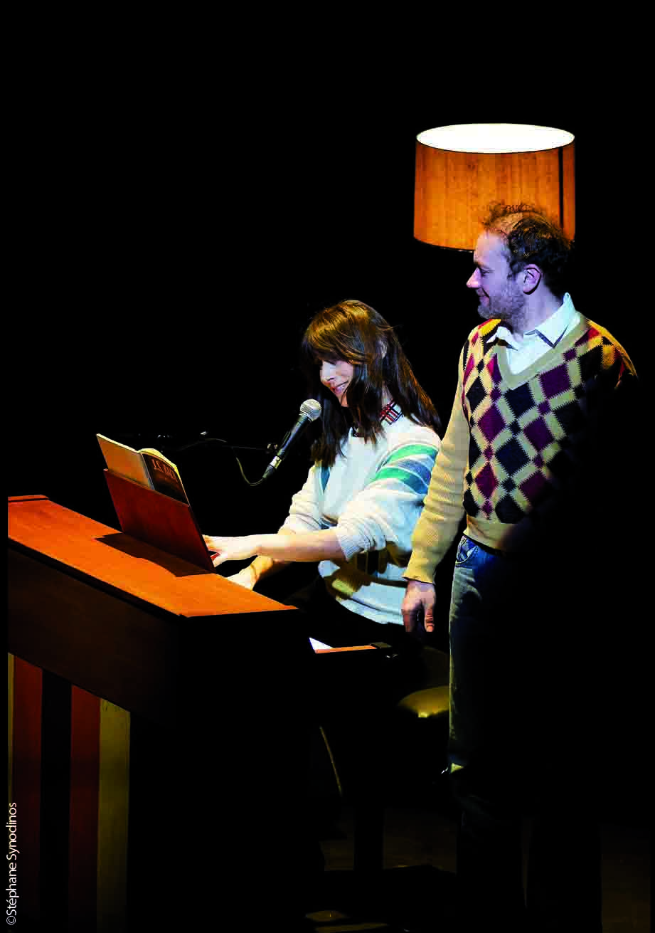 Julie Rousseau und Bastien Lucas in Toute une vie sans se voir an einem Klavier