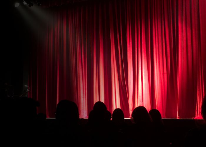 Theatervorhang als Illustration zur Komödie Le Père Noël est une ordure in Cavaillon