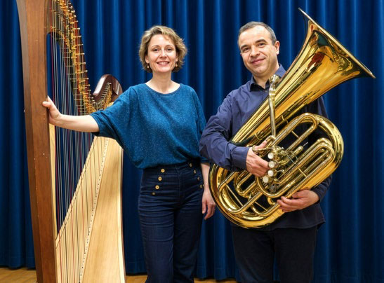 Mathilde Giraud an der Harfe und Juan Da Silva an der Tuba in Un voyage tout en couleurs