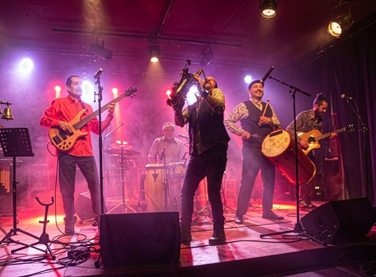 Die Gruppe Cortesia bei einem Konzert in Cavaillon
