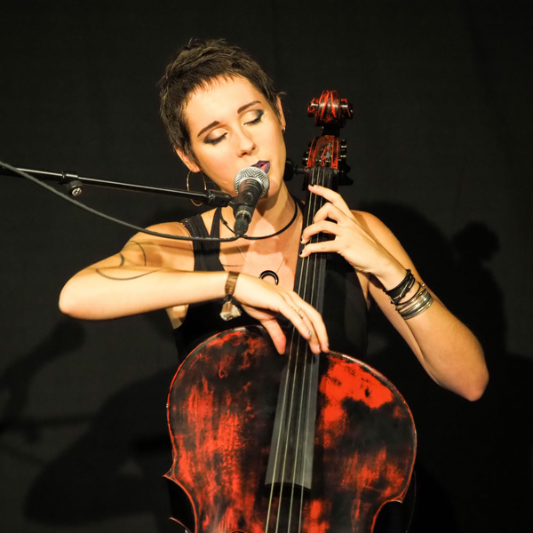 Konzert von Hélène Piris in Cavaillon Hélène Piris mit Violoncello bei Octobre en Chansons 2026 in Cavaillon