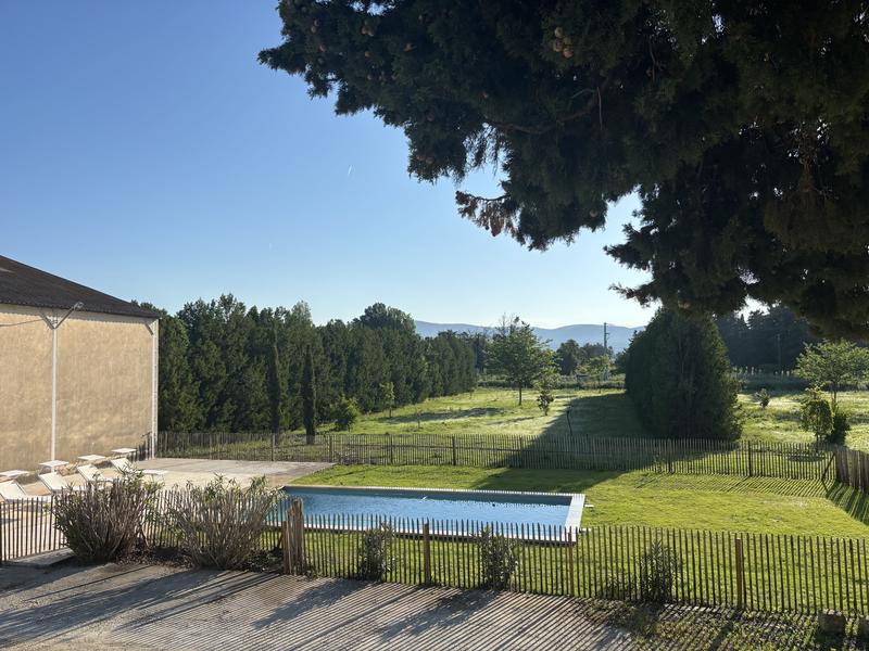 Pool und Garten der Maison Poumo in L’Isle-sur-la-Sorgue