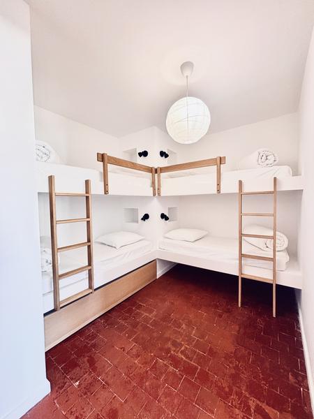 Kinderschlafraum mit Etagenbetten in der Maison Poumo