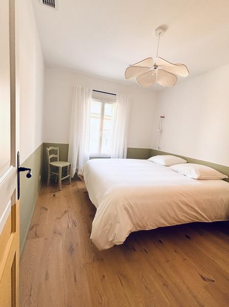 Doppelzimmer mit Parkettboden in der Maison Poumo