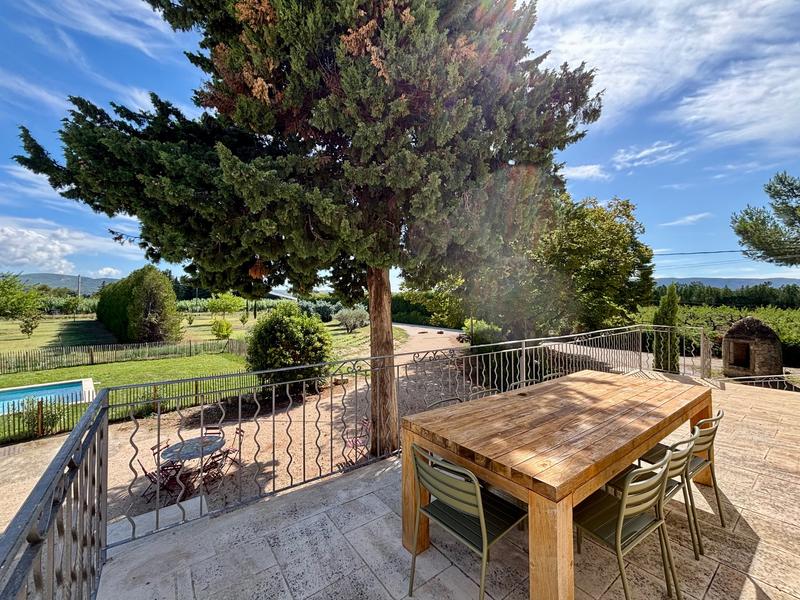 Terrasse der Maison Poumo mit Blick auf den Garten und den Luberon