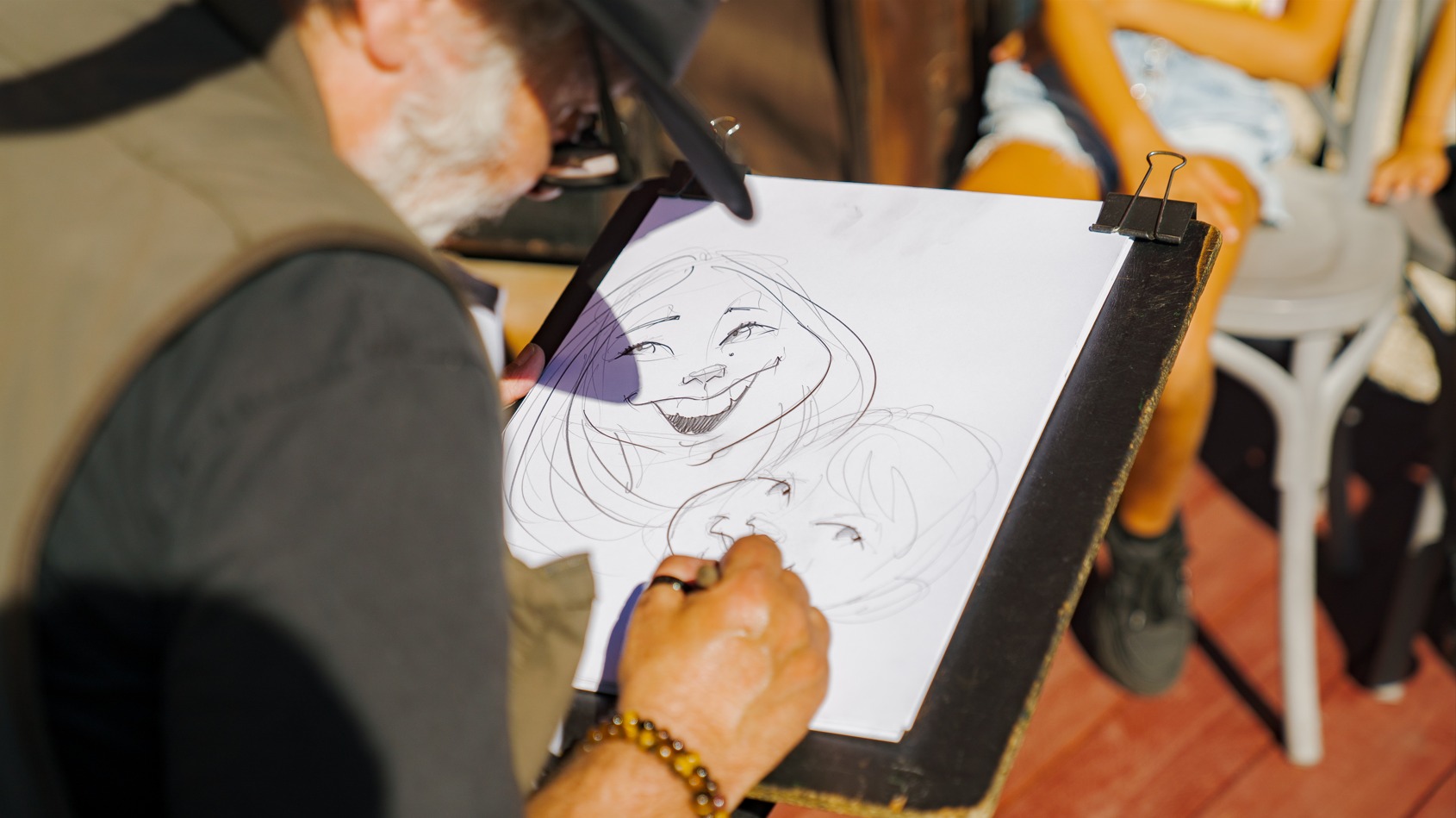 Karikaturist zeichnet Besucher im Parc Spirou Provence während Halloween