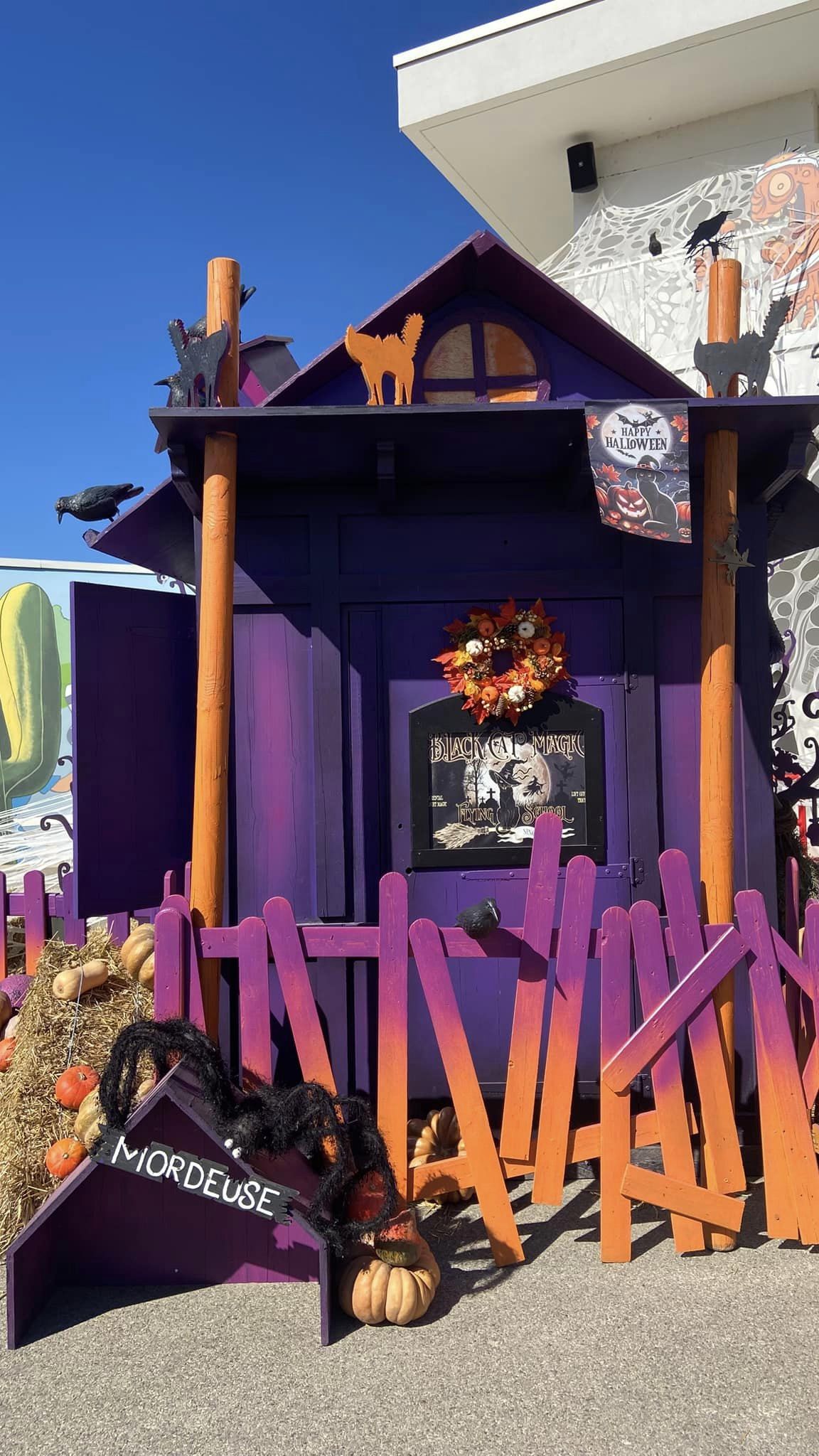 Halloween-Haus und Dekorationen im Parc Spirou Provence in Monteux