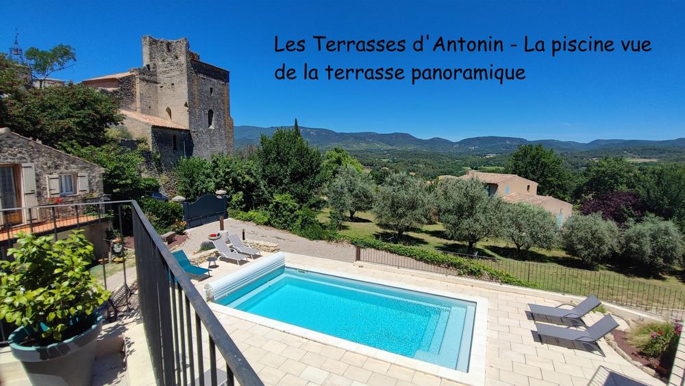 Pool von Les Terrasses d'Antonin mit Blick auf die Landschaft des Luberon