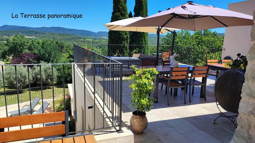 Panoramaterrasse mit Gartenmöbeln und Blick auf den Luberon