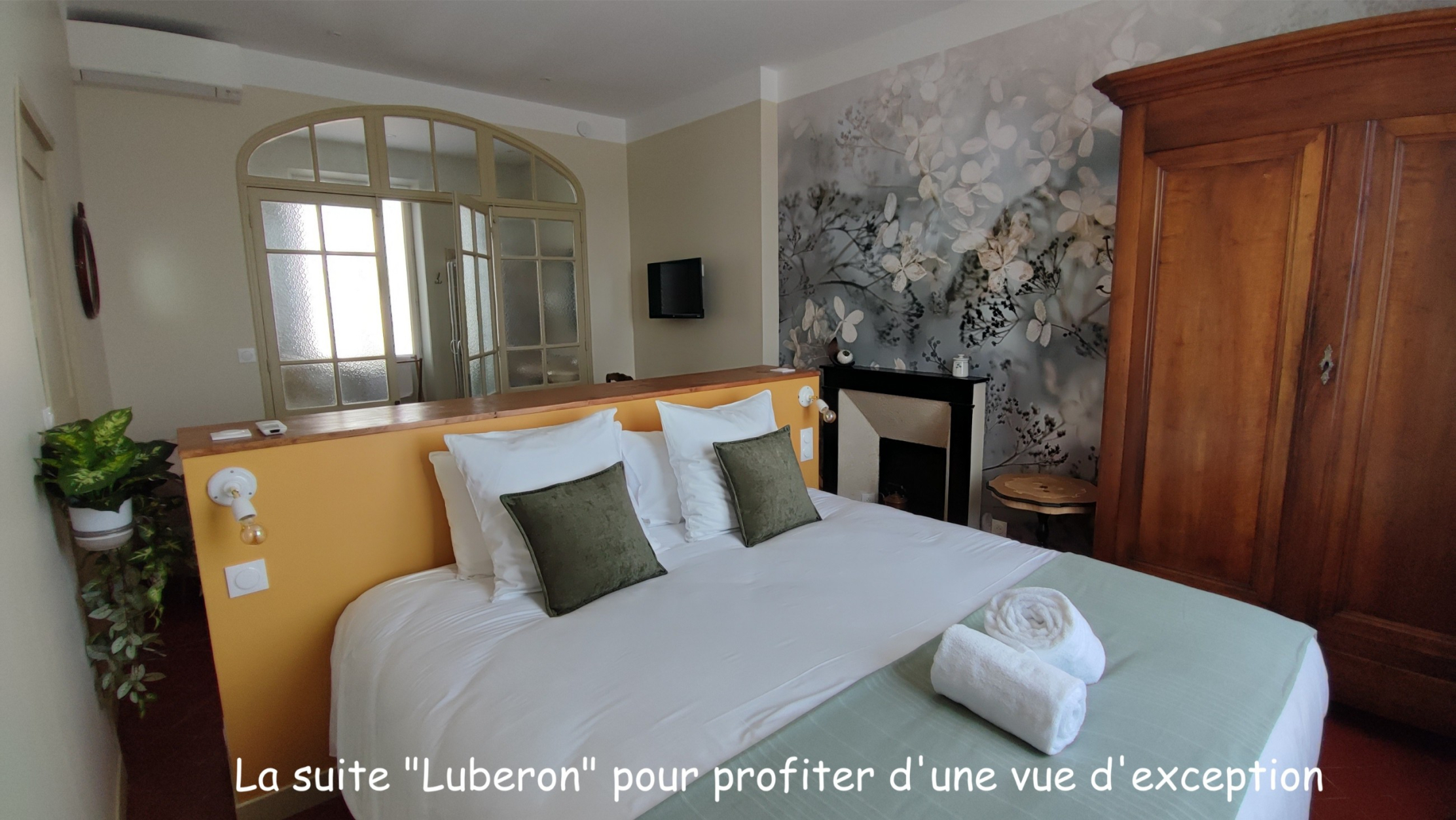 Suite Luberon mit Doppelbett und moderner Einrichtung