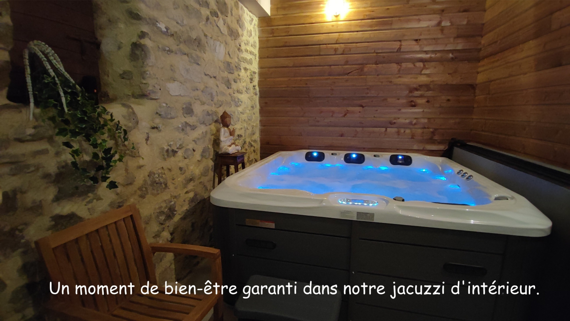 Privater Indoor-Whirlpool für vier Personen in einem Raum mit Stein- und Holzwänden