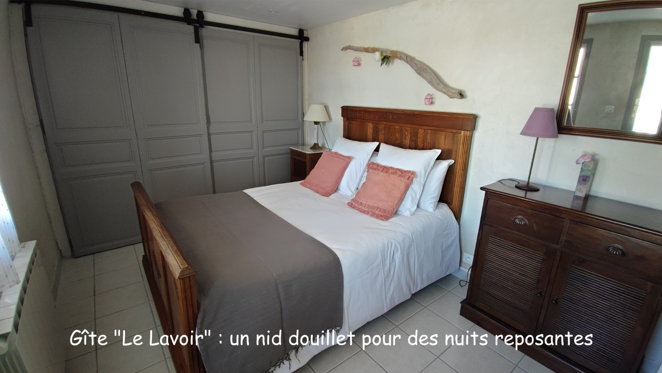 Doppelschlafzimmer im Ferienhaus Le Lavoir mit Holzmöbeln