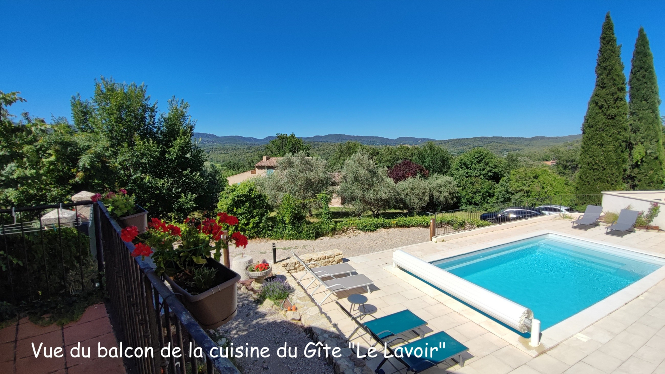 Blick auf den Pool und die Landschaft des Luberon vom Balkon des Ferienhauses Le Lavoir