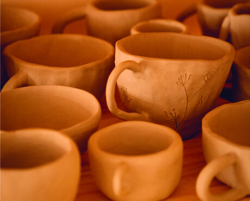Sammlung kleiner handgefertigter Schalen und Gefäße aus Ton im Atelier Chamotte