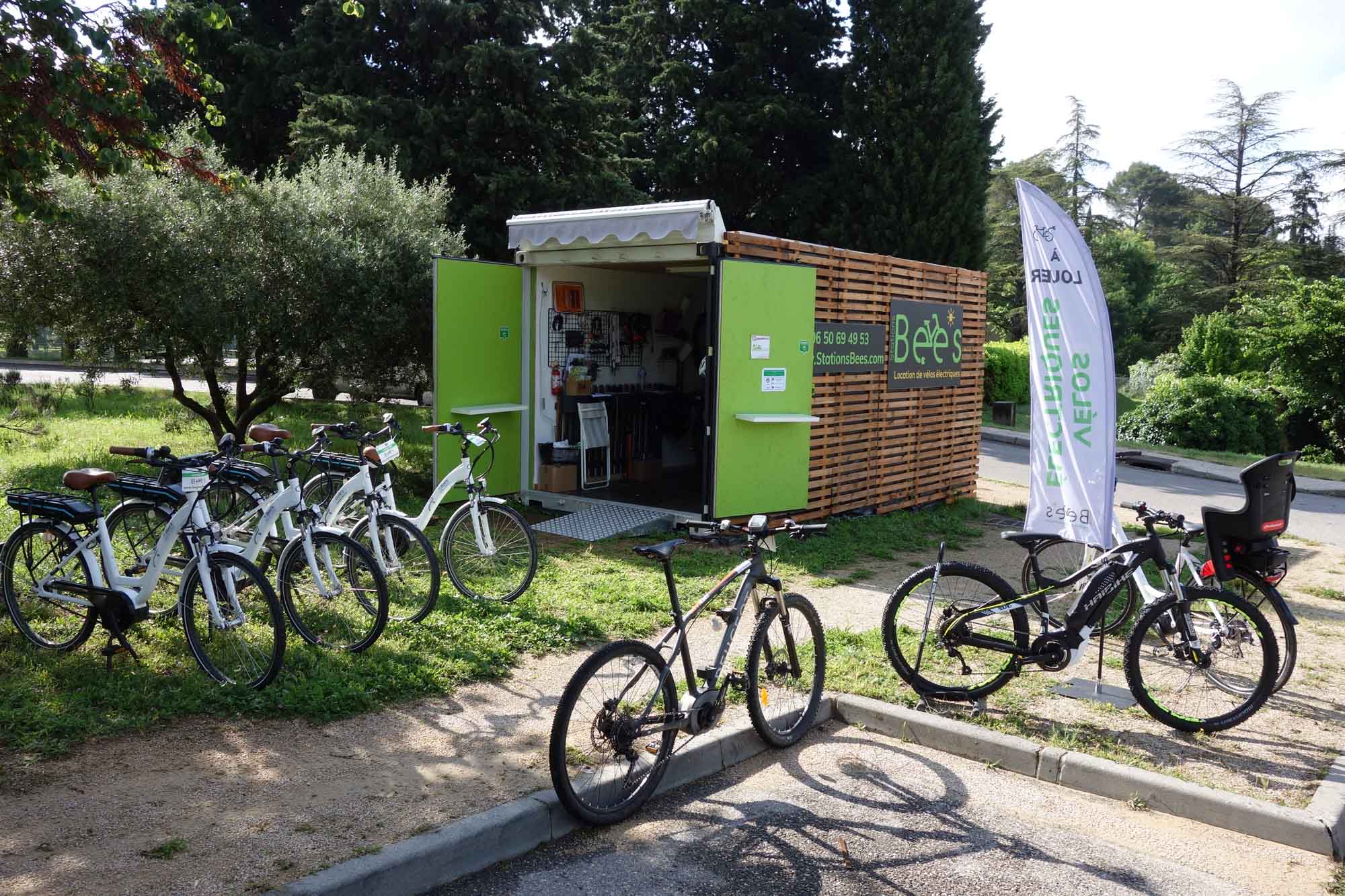 E-Bike-Verleihstation Stations Bee’s in Lourmarin, mit Fahrrädern für eine mühelose und freie Erkundung des Luberon.