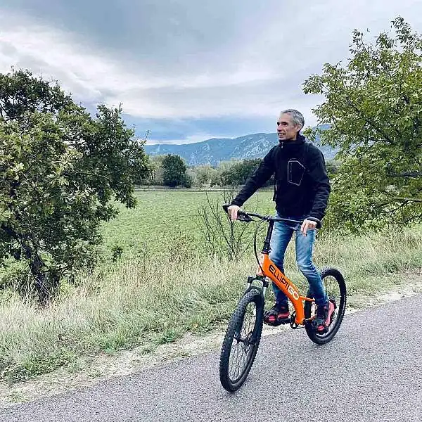 Stehend auf der Calavon-Radroute fahren