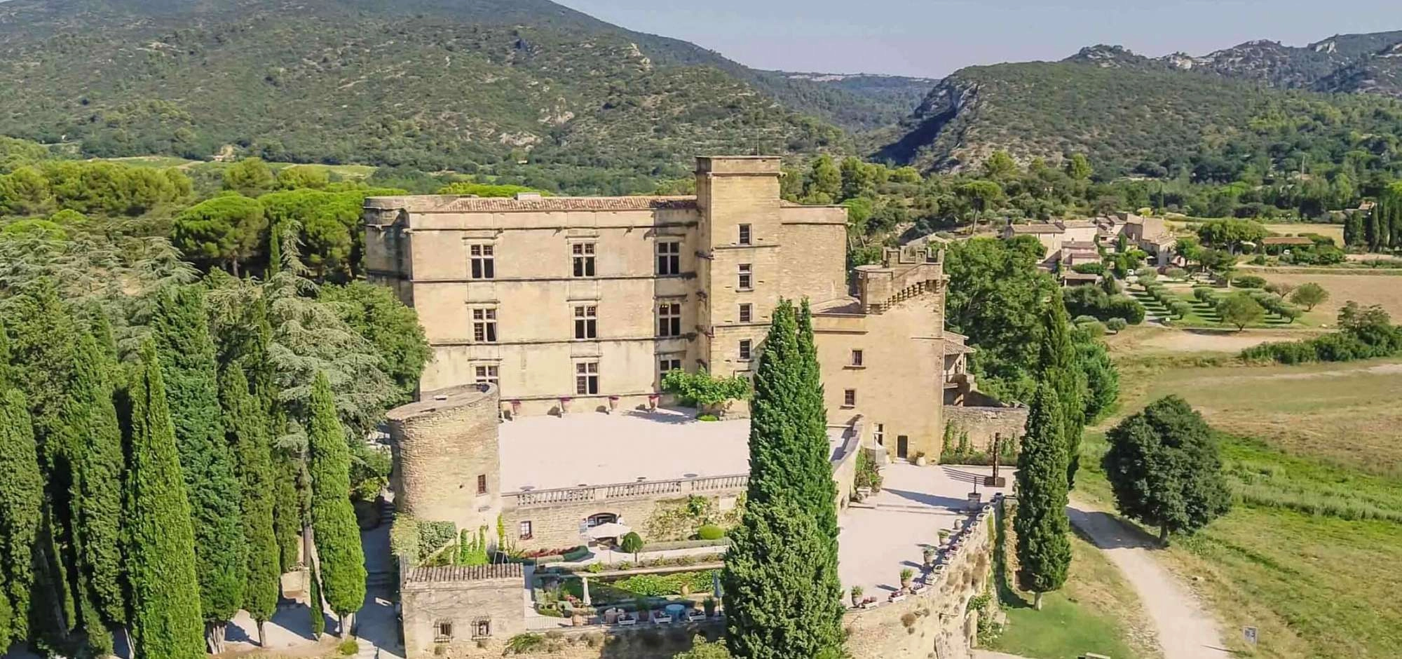 Geschichte des Schlosses Lourmarin, des ersten Renaissanceschlosses der Provence