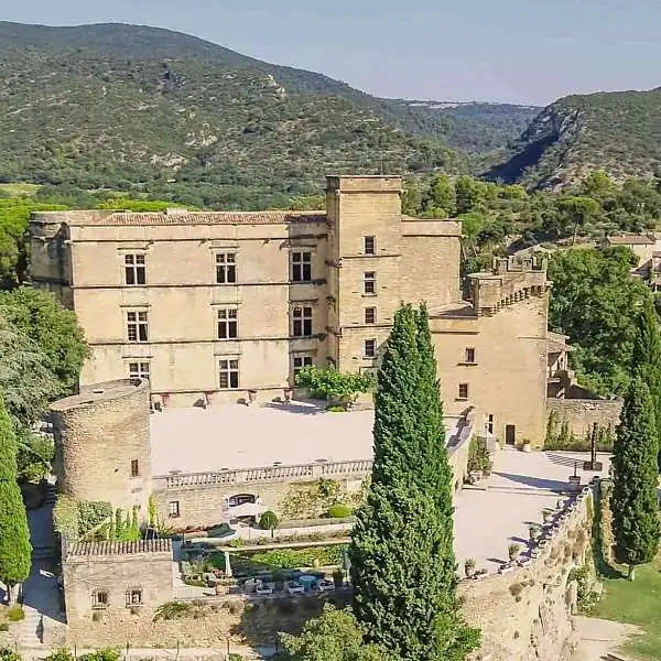 Geschichte des Schlosses Lourmarin, des ersten Renaissanceschlosses der Provence