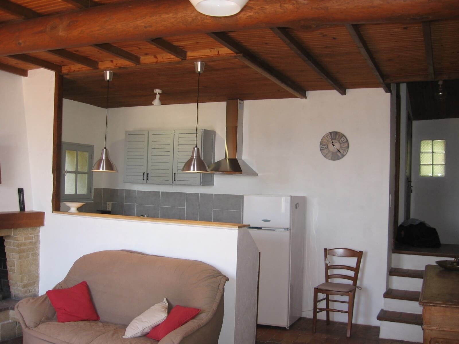 Wohnzimmer mit offener Küche in der Ferienunterkunft Belle Vue in Puyvert