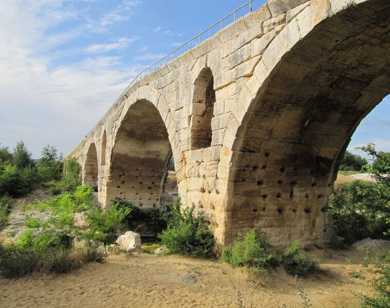 Arches en plein cintre du Julien-Brücke in Bonnieux