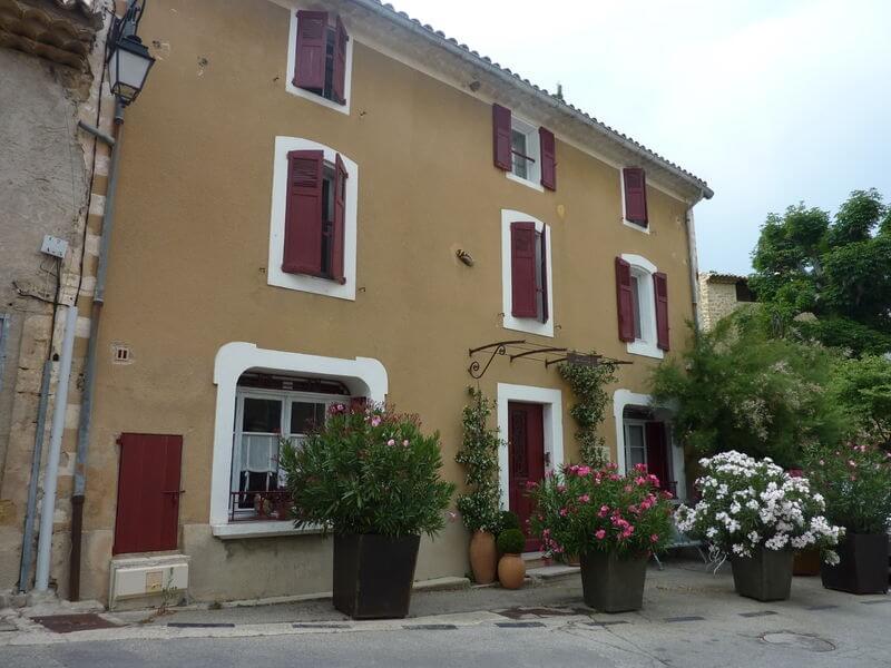 Fassade von La Cigale, einem traditionellen Dorfhaus auf dem Place de la Mairie in Vaugines, am Fuße des Luberon