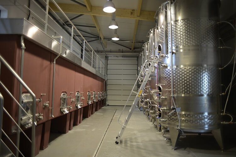 Weinkeller des Weinguts MasLauris mit Gärtanks in Lauris im Luberon