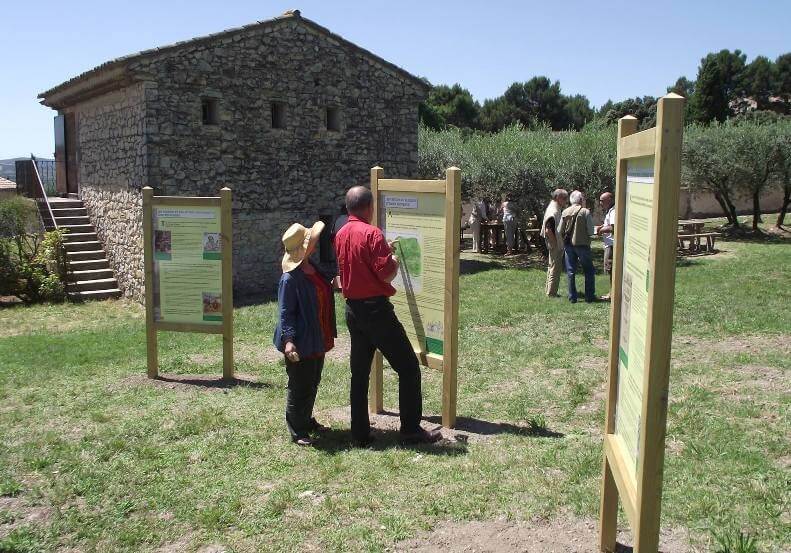 Informationstafeln im Freien des Waldenser-Museums La Muse in Mérindol