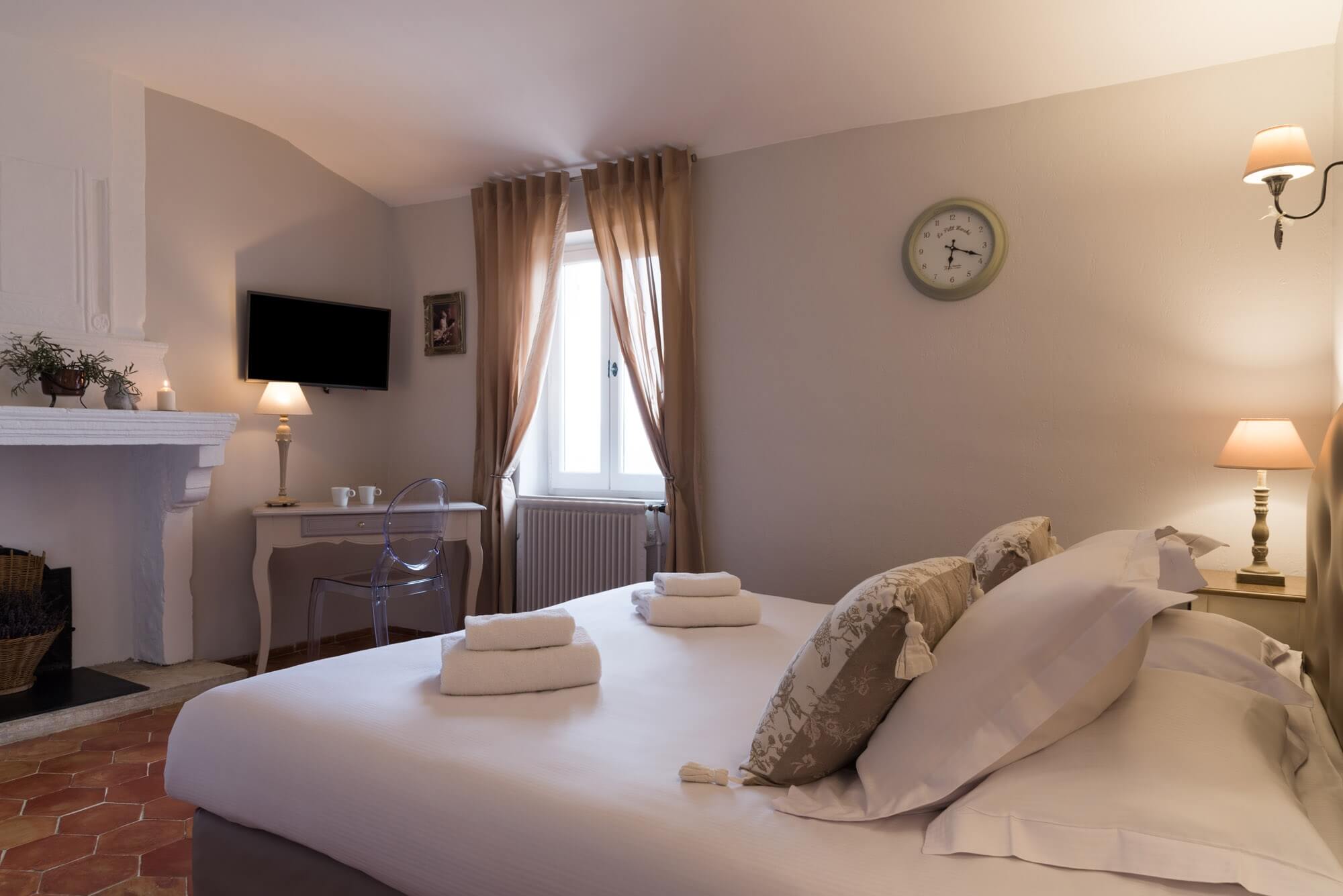 Doppelzimmer im Hotel Le Mas des Romarins in Gordes mit warmer Atmosphäre und provenzalischer Einrichtung