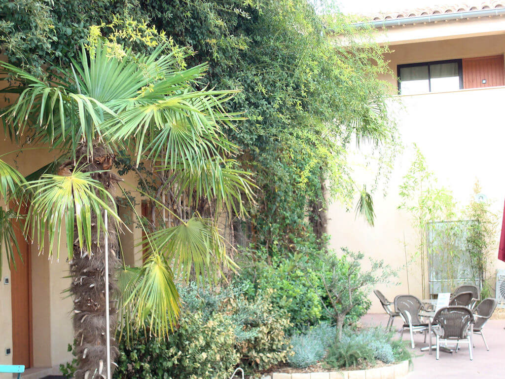 Studio mit Betten im Relais du Luberon in Maubec