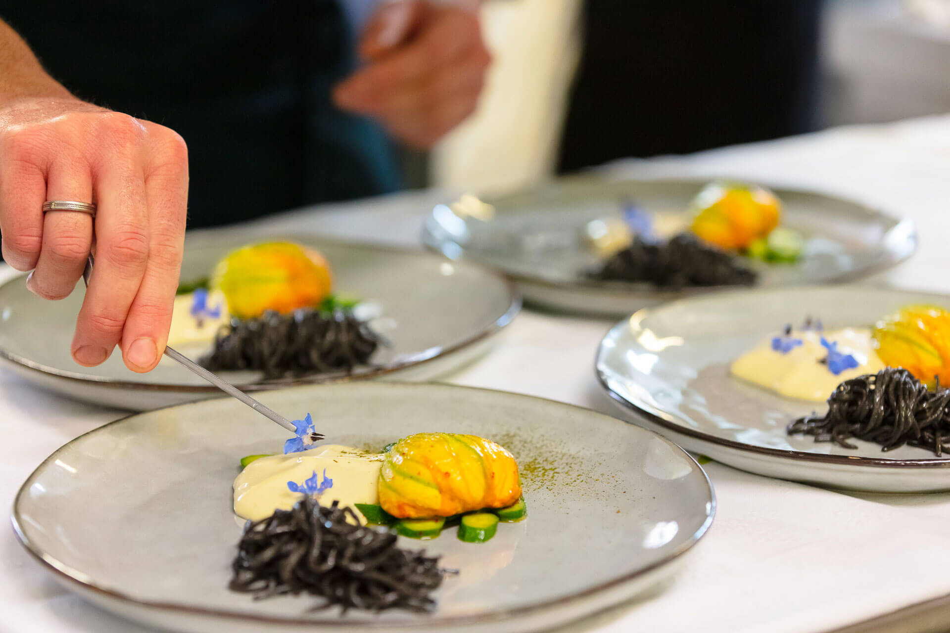 Gedeckter Tisch im Restaurant Le C des Carcarille Hôtel & Spa in Gordes