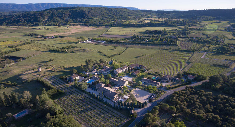 Schattige Terrasse des Carcarille Hôtel & Spa am Fuße des Dorfes Gordes