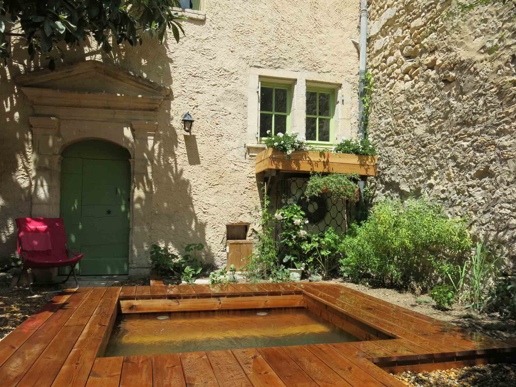 Abgeschlossener Garten mit Naturholzpool in La Buissonnière – Oppède
