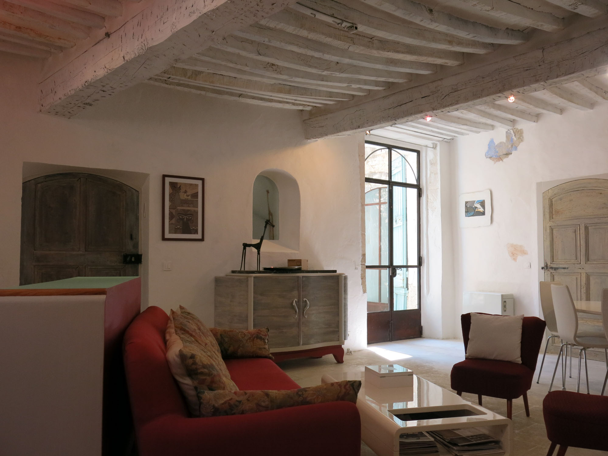 Helles Wohnzimmer mit freiliegenden Balken in La Buissonnière – Oppède