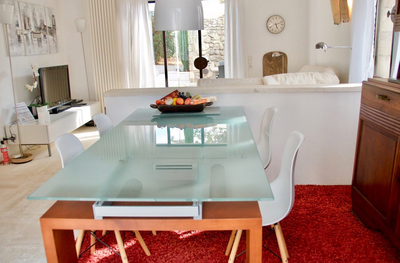 Design-Essbereich mit Terrassenzugang, Haus Les Oliviers im Luberon Moderner Essbereich mit Glastisch und direktem Zugang zur Terrasse und zum Garten im Haus Les Oliviers in Oppède
