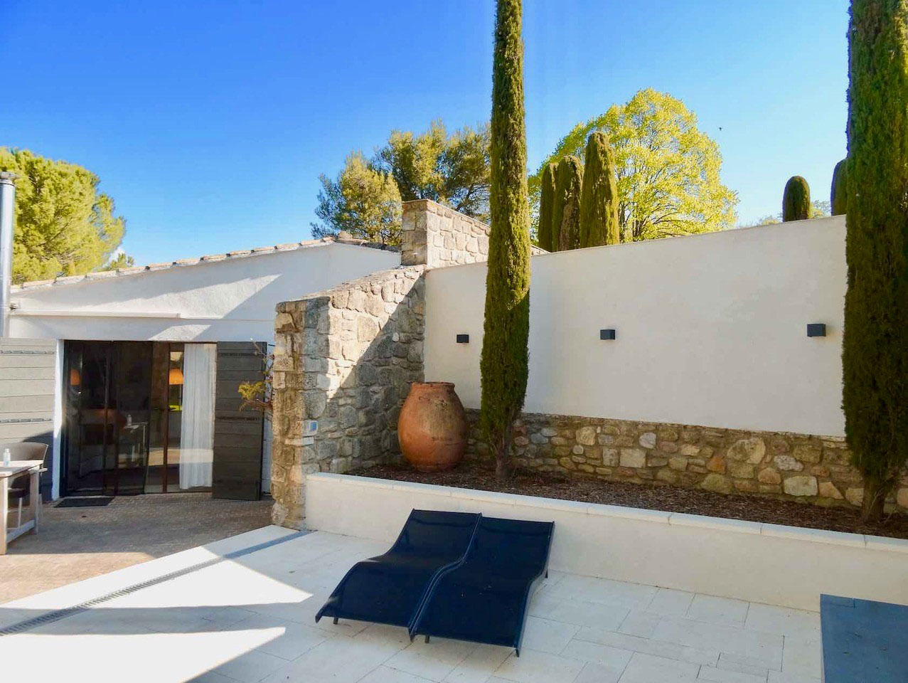 Private Terrasse und provenzalische Architektur, Haus Les Oliviers in Oppède Private Terrasse des Hauses Les Oliviers in Oppède mit Steinmauern, Zypressen und Ruhebereichen in einer friedlichen Luberon-Umgebung
