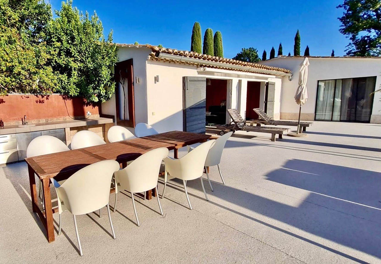 Terrasse mit Essbereich und Außenbereiche, Haus Les Oliviers in Oppède Große Außenterrasse mit Esstisch und Sonnenliegen vor dem Haus Les Oliviers in Oppède im Luberon